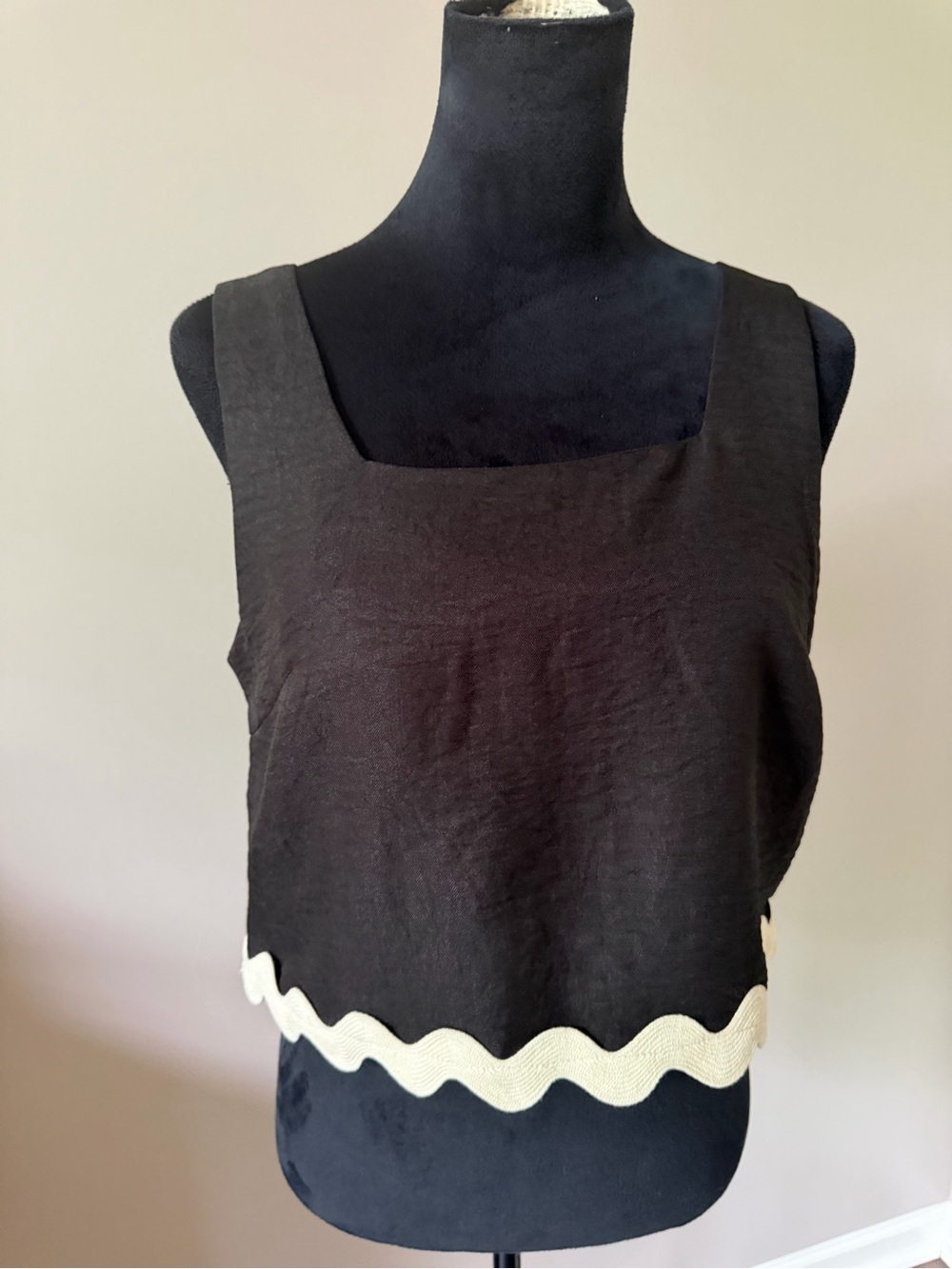 Mod On Trend Black Sleeveless Crop Top with Ivory Scallop Trim Small